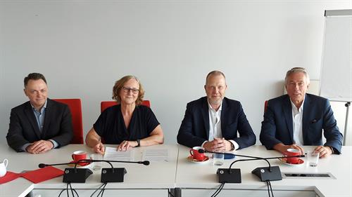 Prof. Dr Martin Ruess, Prof. Dr Edeltraud Vomberg, District Master Craftsman Michael Kregel and Lutz Denken, Managing Director of the Environmental Academy, at the signing of the cooperation agreement. 